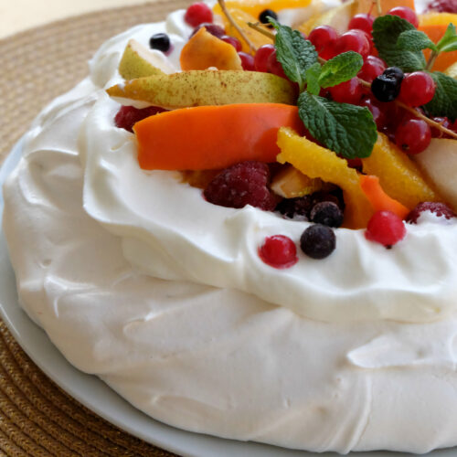 Pavlova aux fruits pour utiliser les restes de blancs d’oeufs !