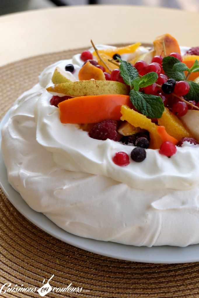 pavlova-facile-682x1024 - Pavlova aux fruits pour utiliser les restes de blancs d'oeufs !