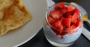 Graines-de-Chia-aux-fraises-pour-le-petit-dej-351x185 - Cuisinons En Couleurs