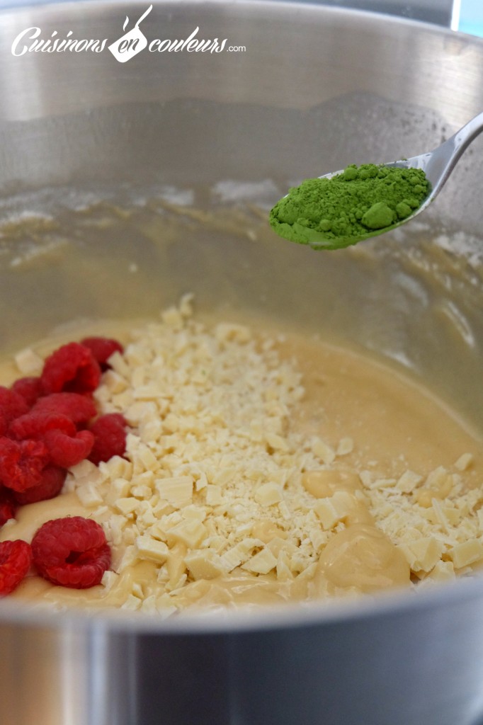 Muffins-the-matcha-et-framboises-en-preparation-682x1024 - Muffins au thé Matcha, aux framboises et au chocolat blanc