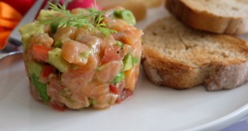 Tartare-de-saumon-et-avocat-et-tomates-351x185 - Cuisinons En Couleurs