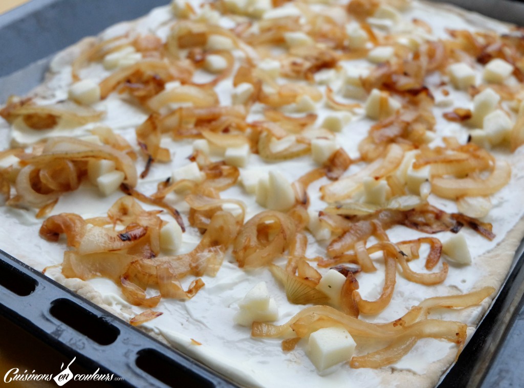 Pizza blanche aux oignons caramélisés en préparation