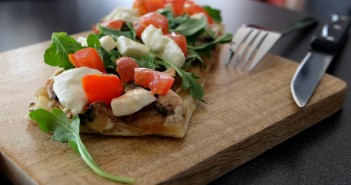 Pizza aux champignons et aux oignons caramélisés