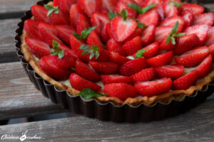Tarte aux fraises sur une crème pâtissière à la menthe
