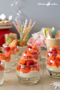 Verrines de fromage blanc aux fraises et framboises marinées au citron vert