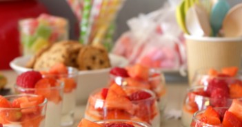 Verrines de fromage blanc aux fraises et framboises marinées au citron vert