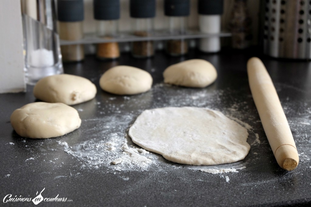 Pain Pita - On étale la pâte