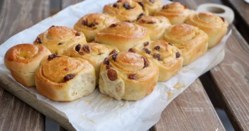 Brioche roulée aux raisins secs