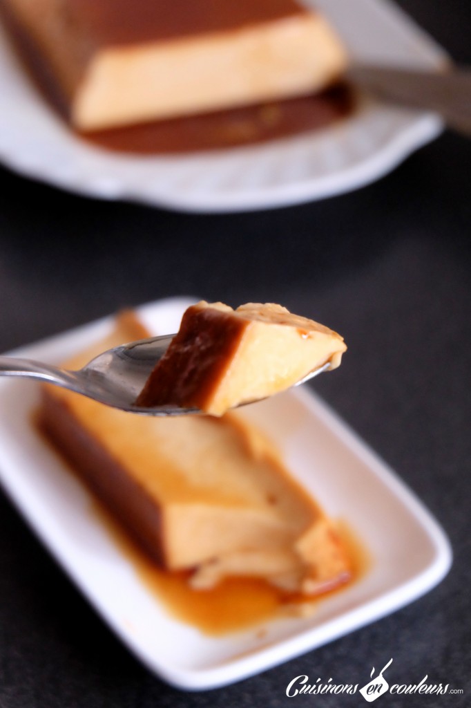 Une cuillère de crème caramel
