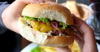 Un burger au Roy’s Pub