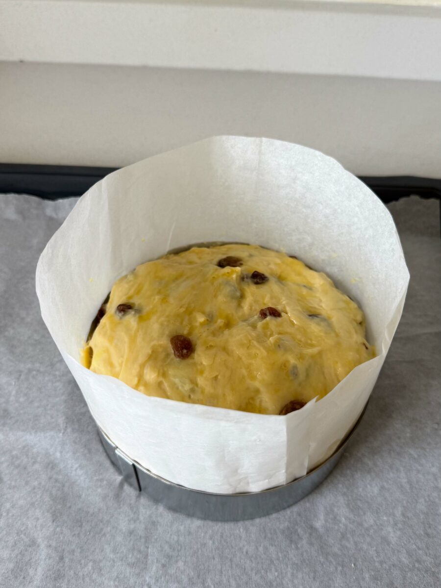 Dégazez la pâte sur un plan de travail fariné puis mettez la pâte dans un grand moule à…