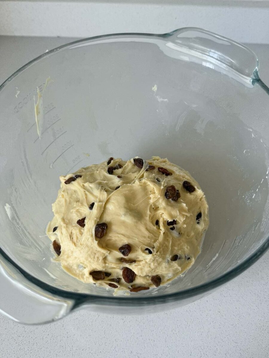 Ajoutez les raisins secs et pétrissez 2 minutes supplémentaires.