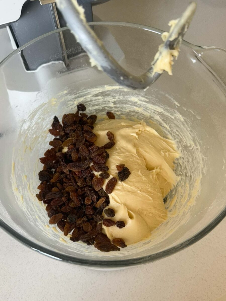 Pétrissez jusqu’à ce que la pâte devienne homogène (à ce niveau-là, la pâte est encore…