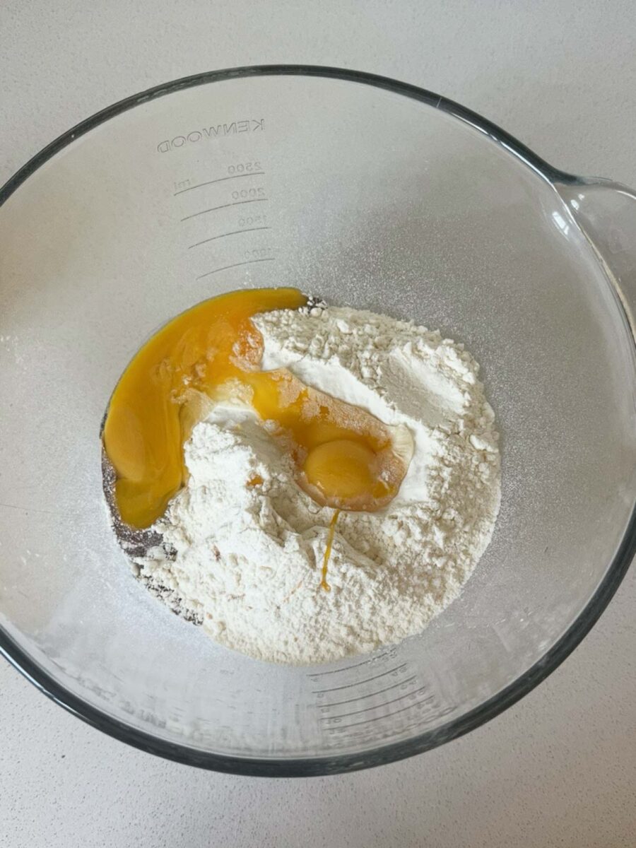 Diluez la levure dans un peu de lait tiède et une pincée de sucre.