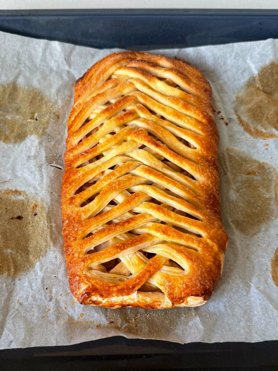 Badigeonnez la pâte avec un jaune d’œuf battu.Saupoudrez de sucre en poudre?Enfournez sur…