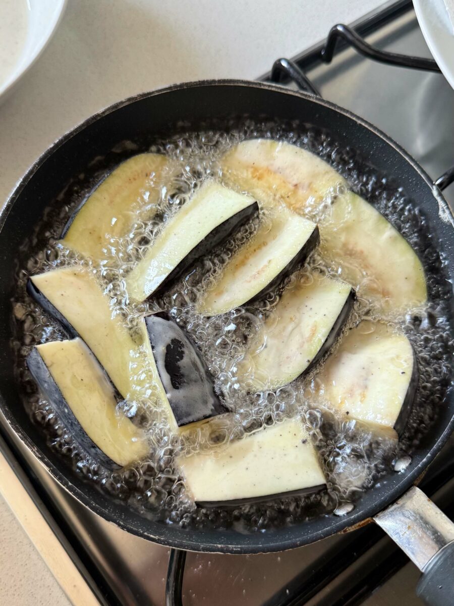 Pendant ce temps, coupez les aubergines en morceaux.Trempez-les dans la pâte à frire…