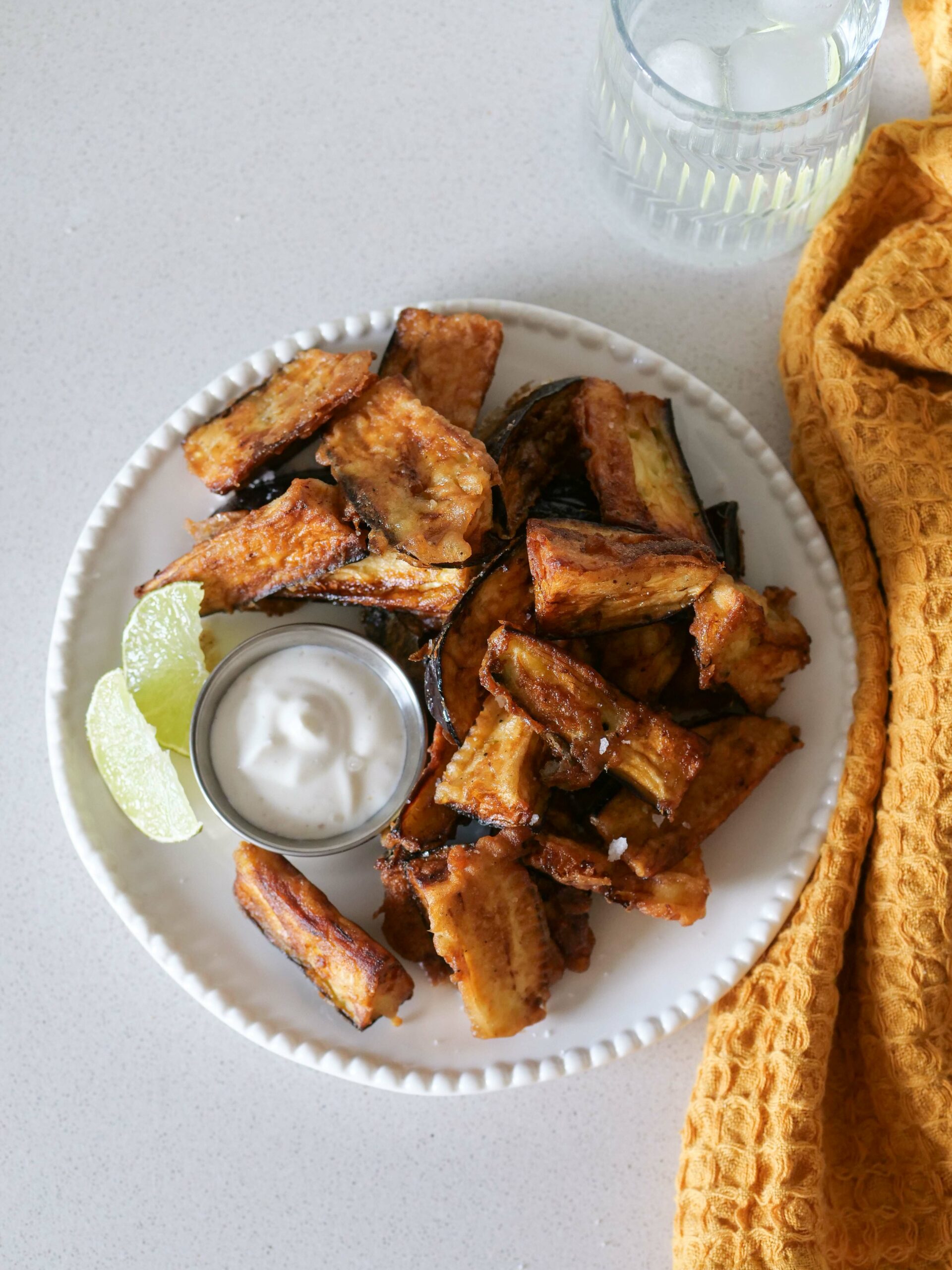 Beignets d’aubergines et yaourt à l’ail