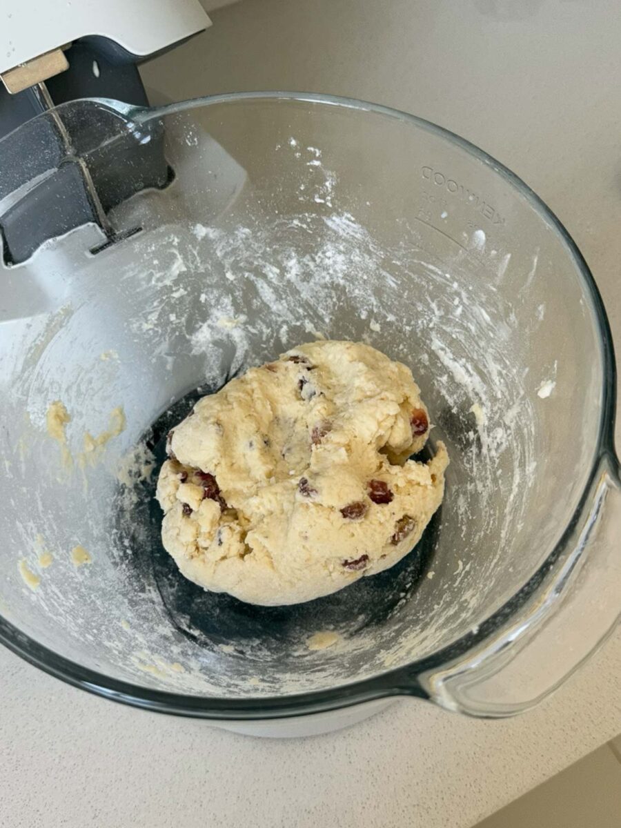 Incorporez le lait et les raisins secs au reste et mélangez sans trop insister.