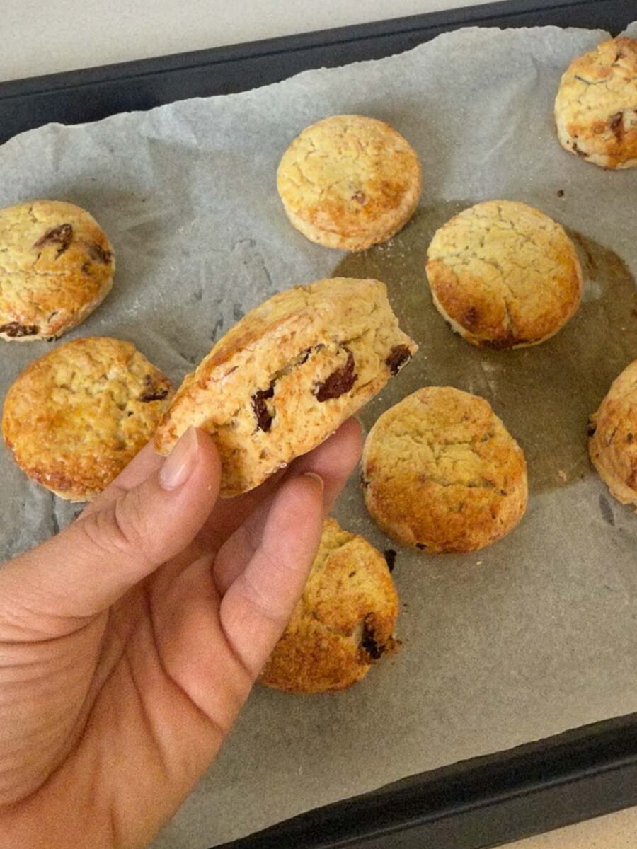 Placez les scones sur une plaque de cuisson chemisée de papier sulfurisé.Récupérez les…