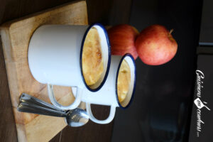 Tarte aux pommes dans une tasse