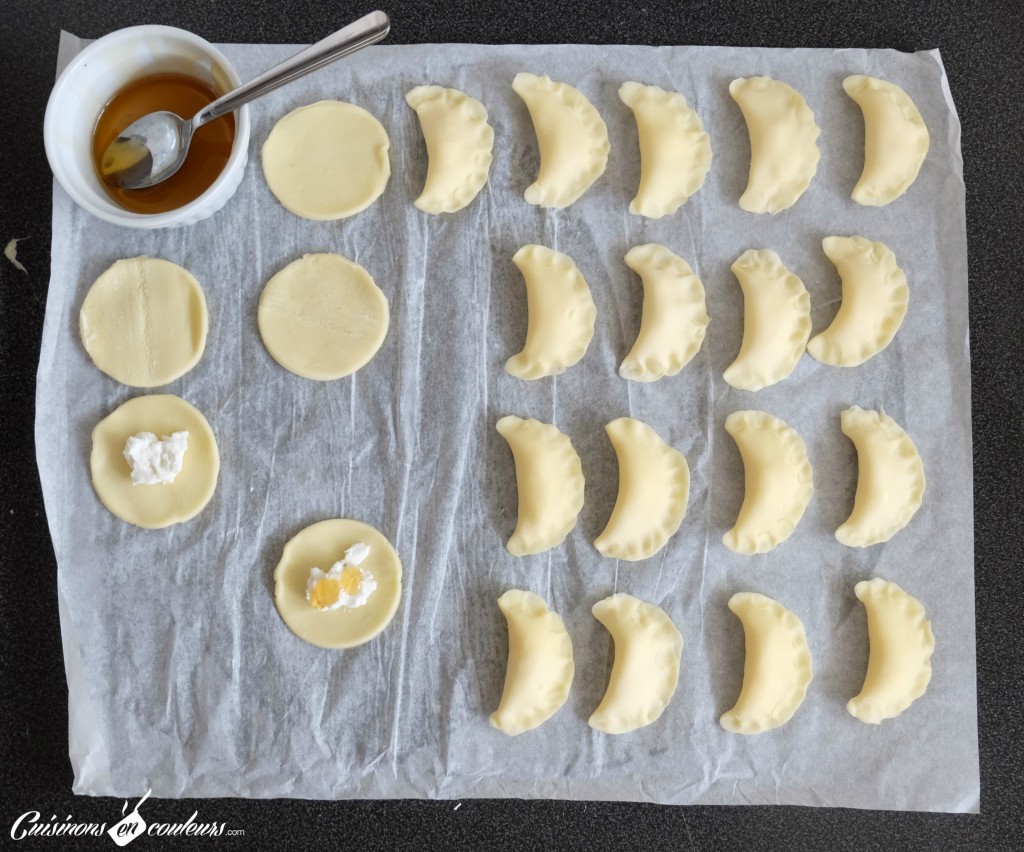 Chaussons-faciles-a-faire-1024x852 - Chausson au fromage de chèvre et au miel