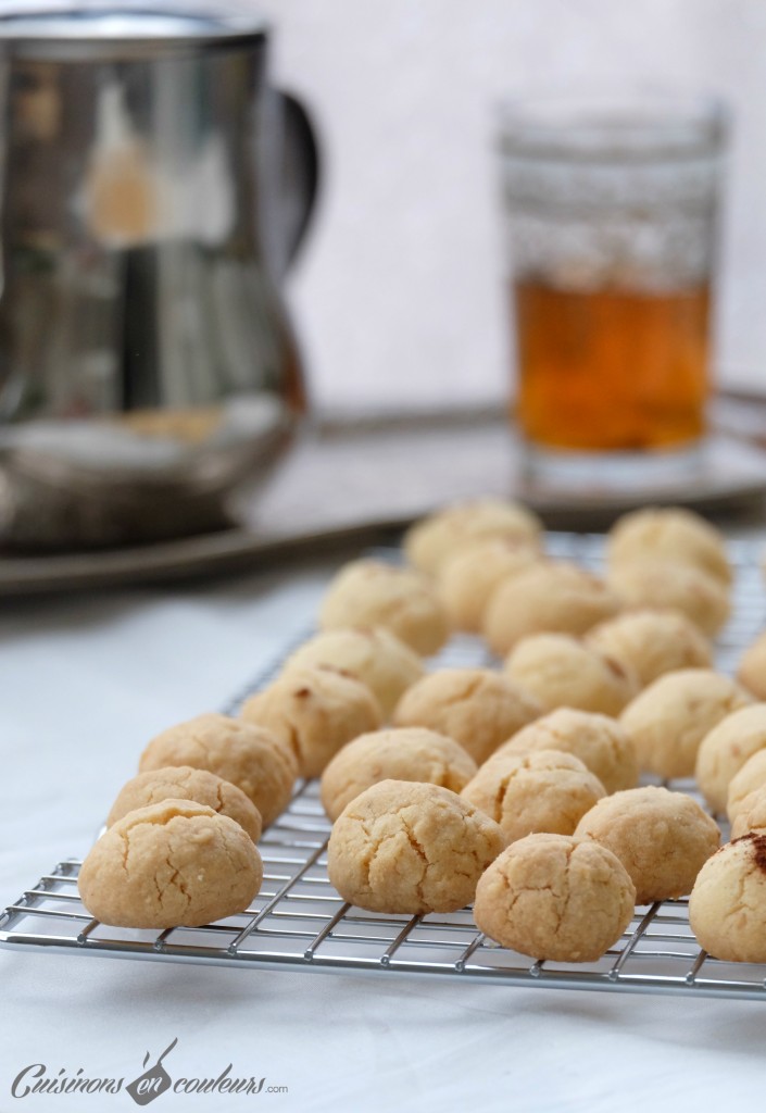 Ghriyba-avec-du-the-705x1024 - Ghriyba dial zit, Ghriyba lbehla : un gâteau marocain