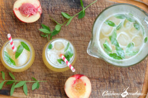 Limonade maison aux pêches et à la verveine