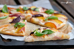 Pizza aux nectarines, à la mozzarella et au basilic