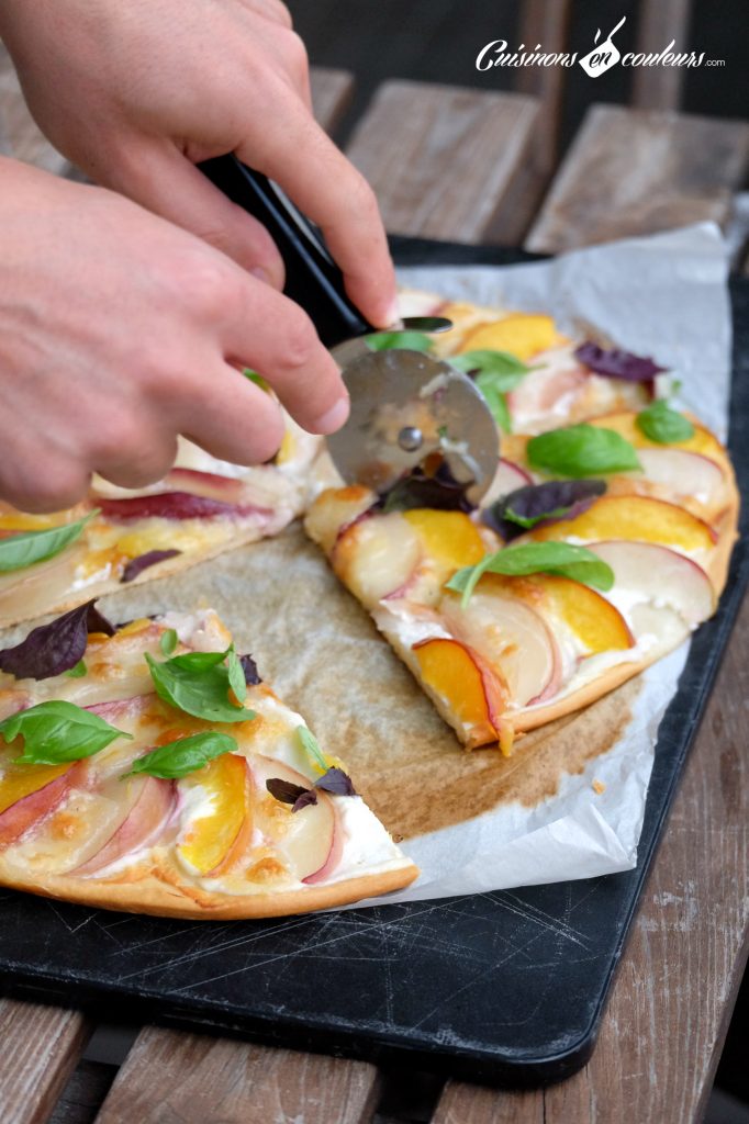 faire-pizza-a-la-maison-682x1024 - Pizza aux nectarines, à la mozzarella et au basilic