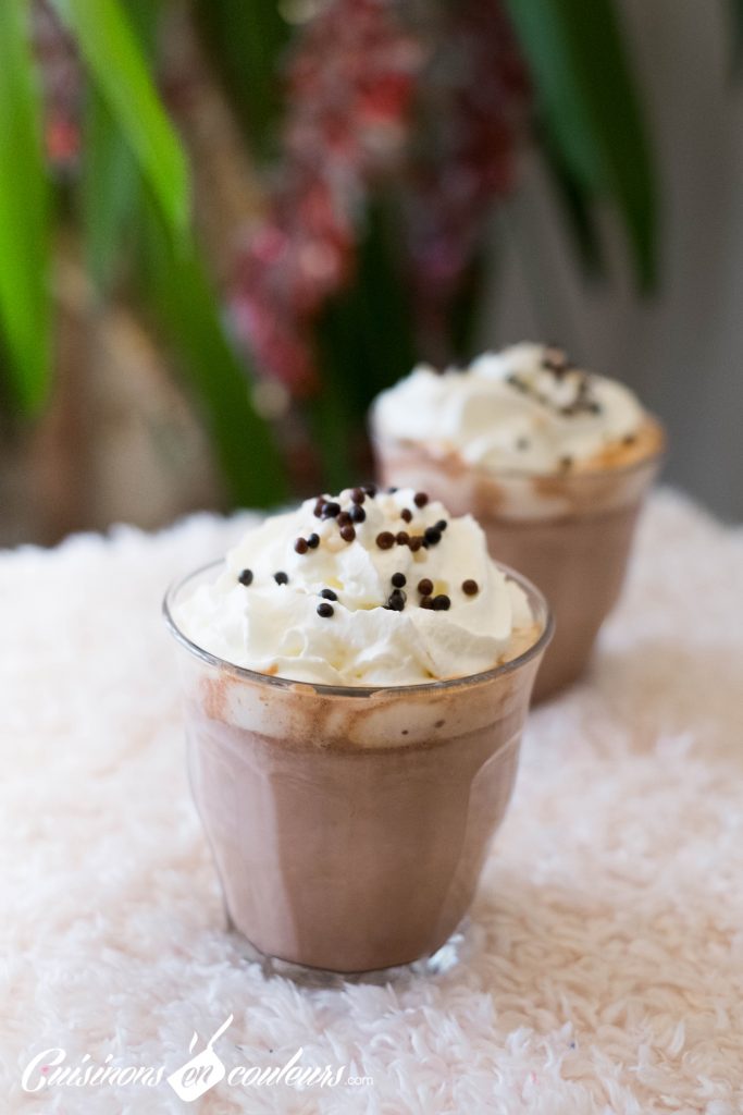 Chocolat chaud aux épices de noël et sa crème Chantilly à la banane rapide  : découvrez les recettes de Cuisine Actuelle