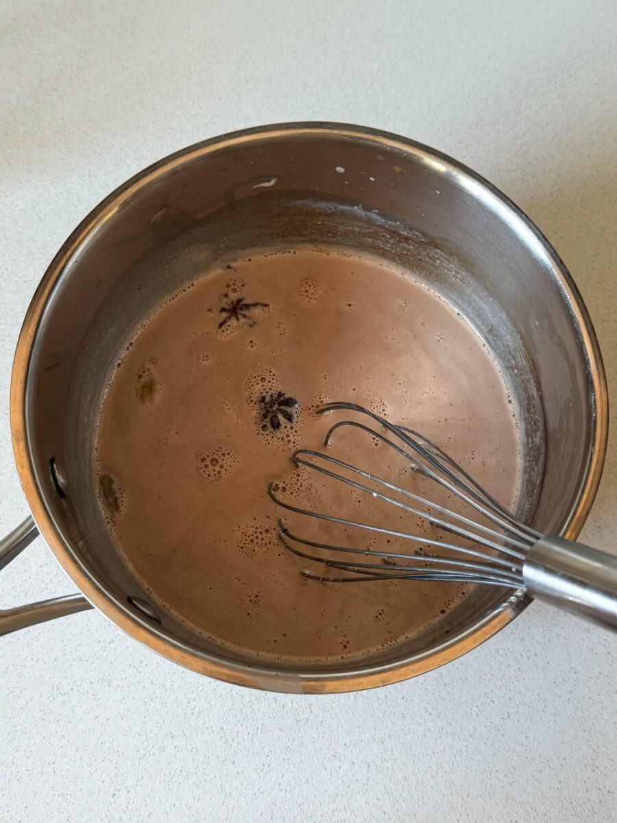 Versez le lait dans une casserole et faites chauffer.Ajoutez les épices et laissez…