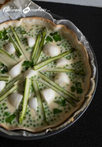 Quiche aux asperges, petits pois, aux oignons nouveaux et à la coriandre