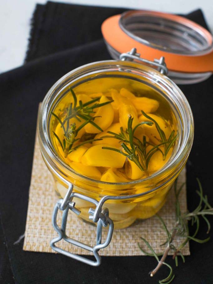 Ail mariné à l’huile d’olive et au romarin