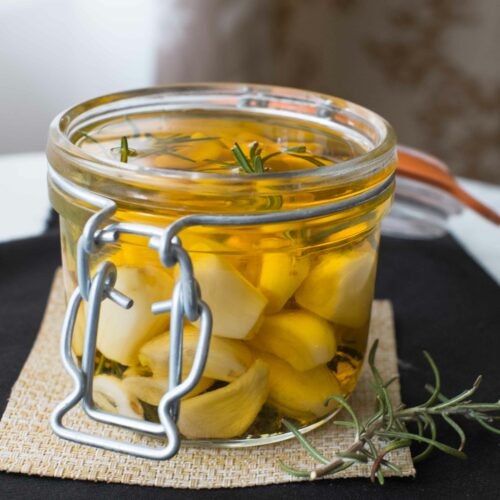 Ail mariné à l’huile d’olive et au romarin