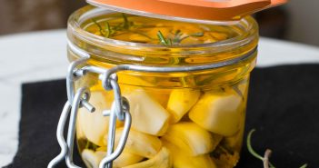 Ail mariné à l’huile d’olive et au romarin
