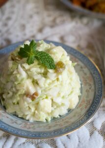 Salade de chou blanc à la pomme et aux raisins secs