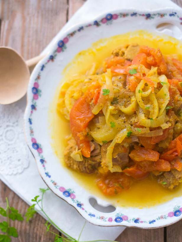 Tajine de veau aux oignons et aux tomates
