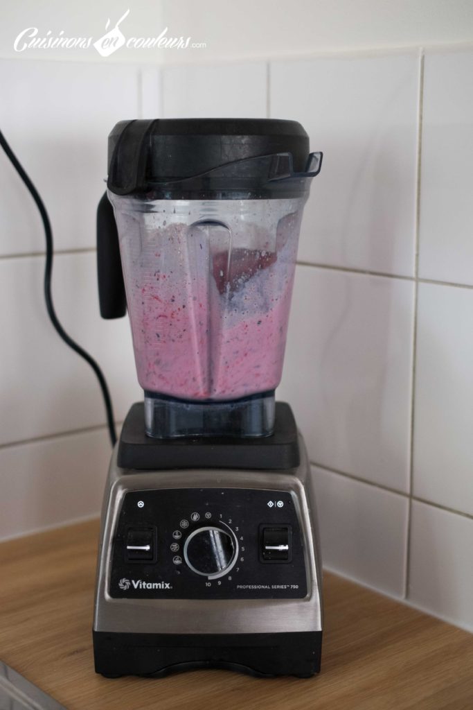 smoothie-fraises-myrtilles-5-683x1024 - Smoothie aux myrtilles, fraises et graines de chia