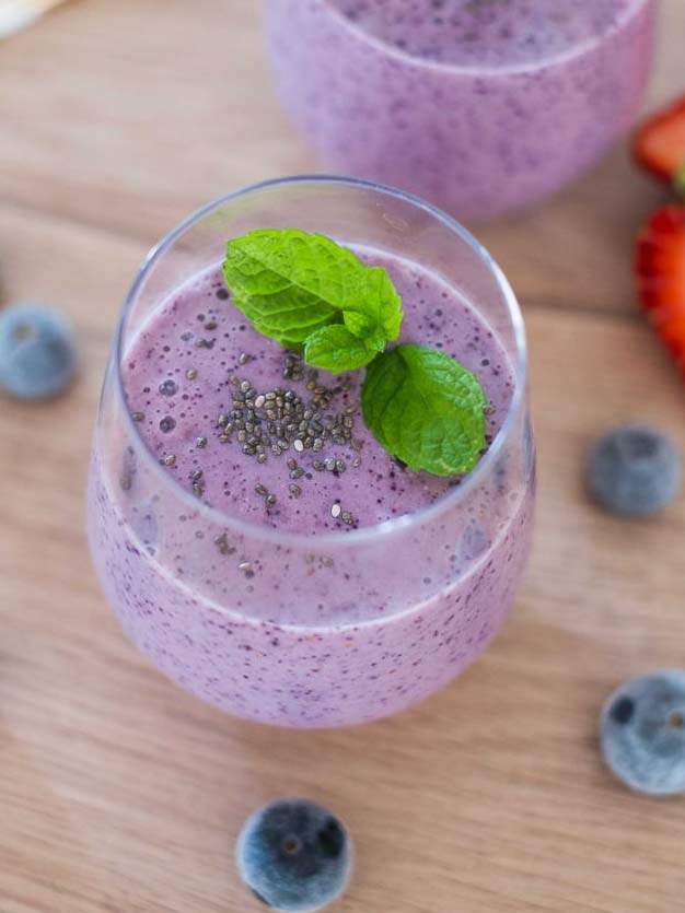 Smoothie aux myrtilles, fraises et graines de chia