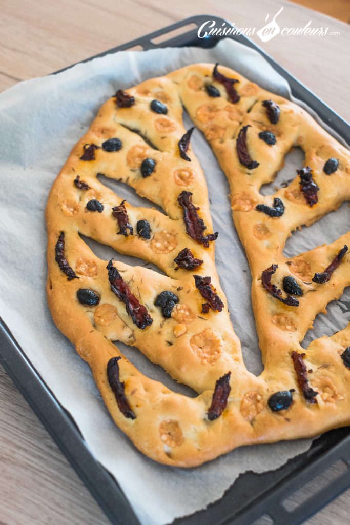 FOUGASSE-OLIVE-3-683x1024 - Fougasse aux olives et au thym