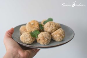 Boulettes de dinde panées avec un coeur coulant au fromage fumé