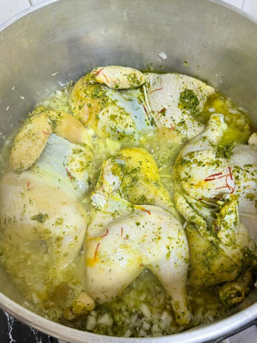 Pour la sauce, &eacute;pluchez les&nbsp;oignons&nbsp;et &eacute;mincez-les finement.Dans une cocotte, mettez&hellip;