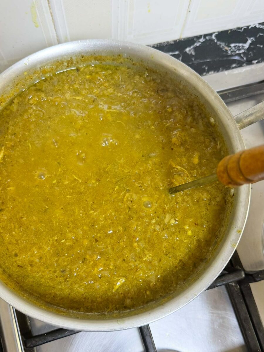 Ajoutez les morceaux de&nbsp;poulet&nbsp;par dessus.Une fois que l&rsquo;eau boue, couvrez, et laissez&hellip;