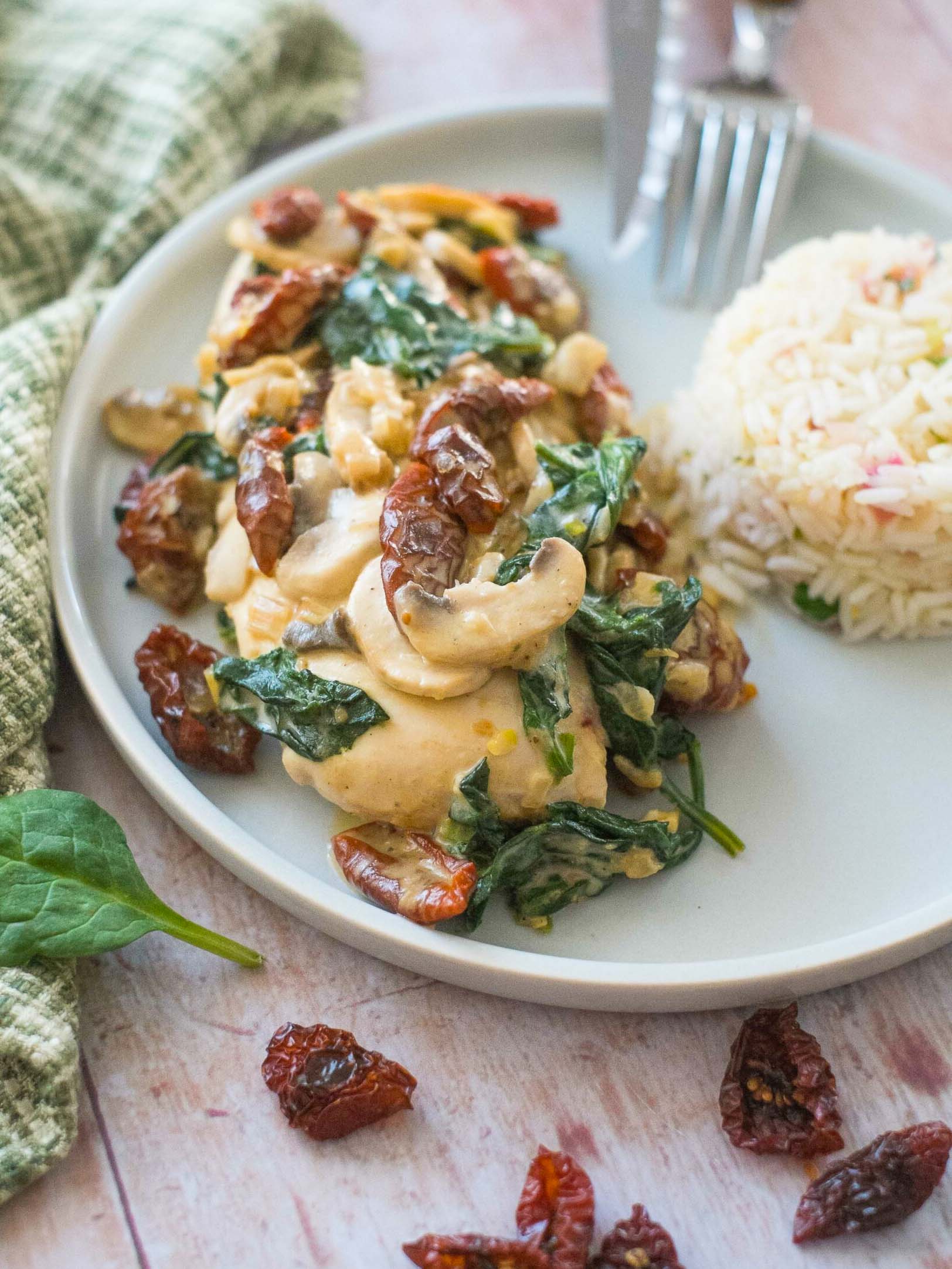 Poulet à la crème, aux épinards et aux tomates séchées