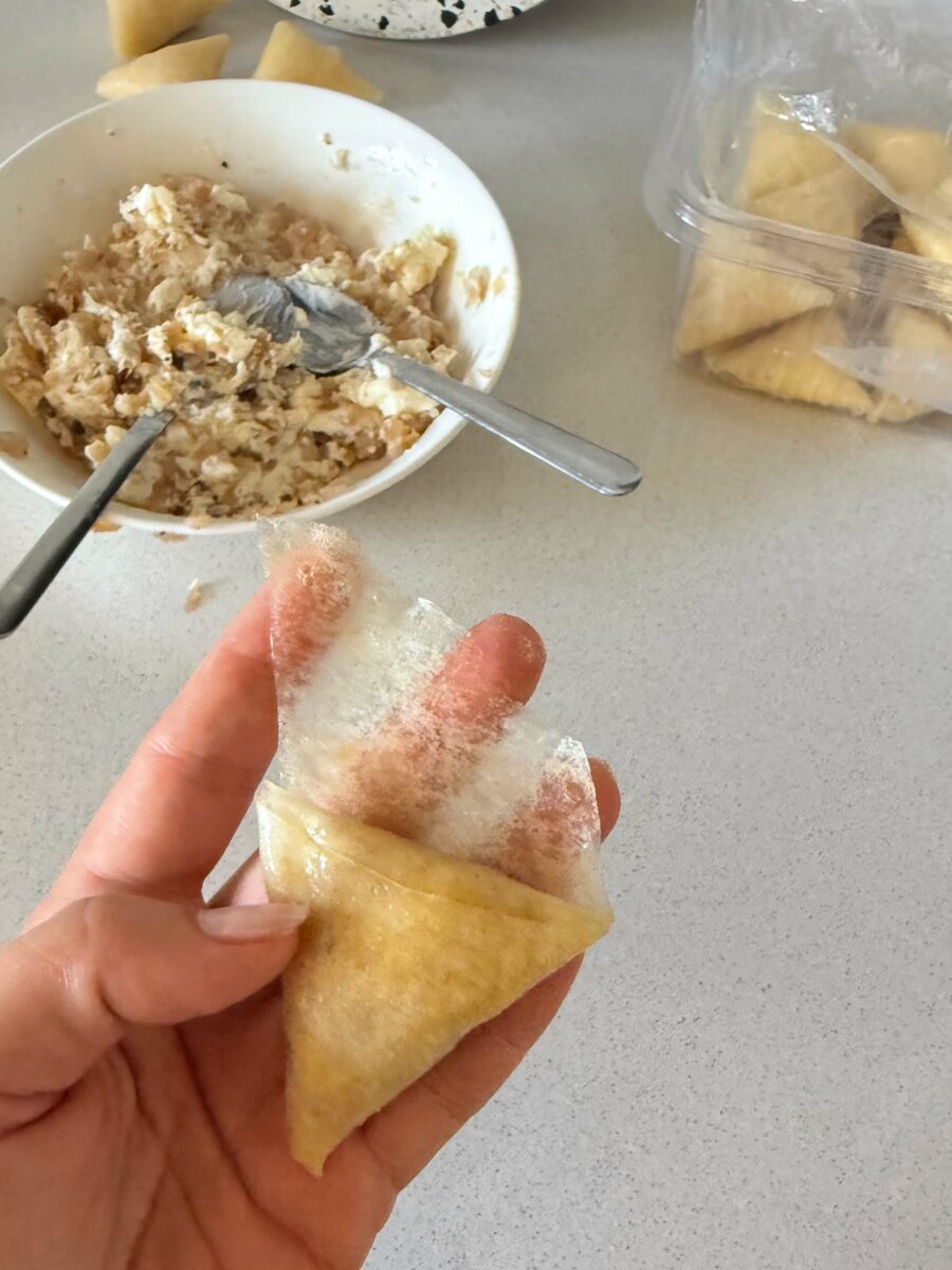 Quand vous avez au bout, badigeonnez le bout de blanc d’oeuf pour faire office de “colle”…