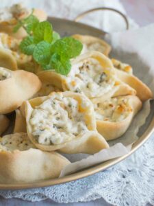 Fatayers au fromage de chèvre, pignons de pin et à la menthe