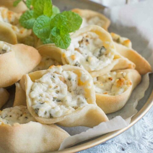 Fatayers au fromage de ch&egrave;vre, pignons de pin et &agrave; la menthe
