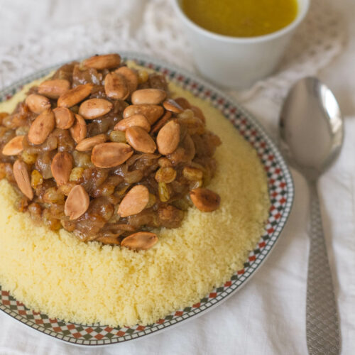 Couscous au poulet et tfaya (confit d’oignons et raisins secs caramélisés)