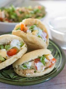 Batbouts farcis au poulet et aux crudités