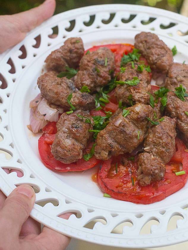 Kefta Mechwia à la marocaine cuite au charbon de bois